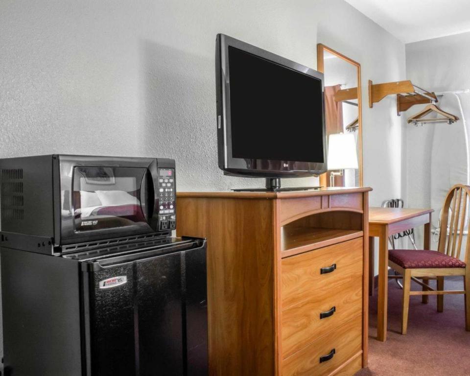 Econo Hotel